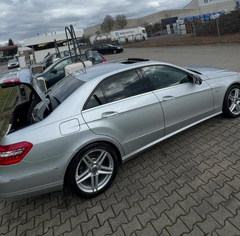 Gebraucht Mercedes E220 170 PS (125 kW) 2011 Grau Limousine