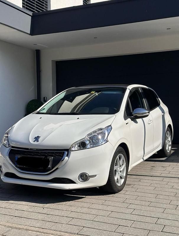 Weiß Gebraucht 2015 Peugeot 208 Style Kleinwagen | 4.950 € (Fairer Preis) - Bild 1/4