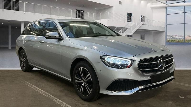 Silber Gebraucht 2022 Mercedes E220 Limousine | 30.950 € (Superpreis) - Bild 1/3