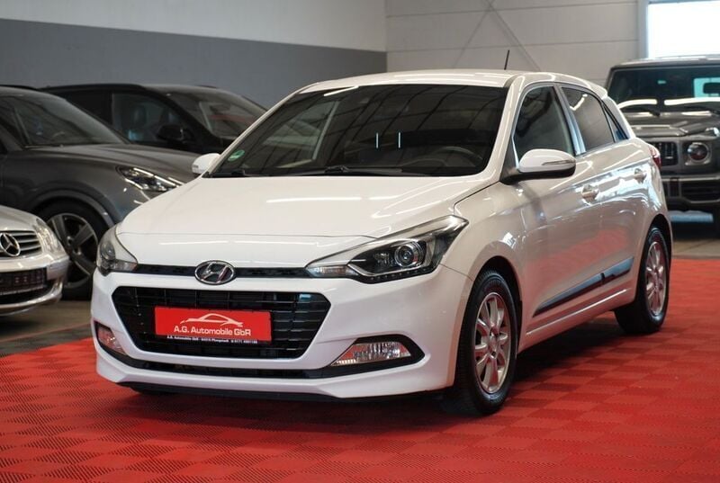 Weiß Gebraucht 2017 Hyundai i20 Passion Limousine | 7.700 € (Superpreis) - Bild 1/4