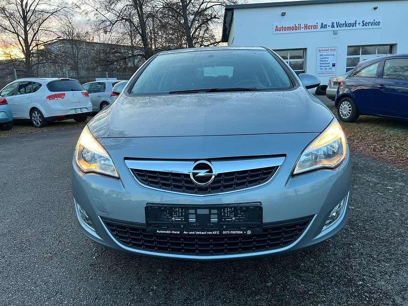 Gebraucht Opel Astra Edition 120 PS (88 kW) 2012 Silbersee/perl silber (m2) Kleinwagen