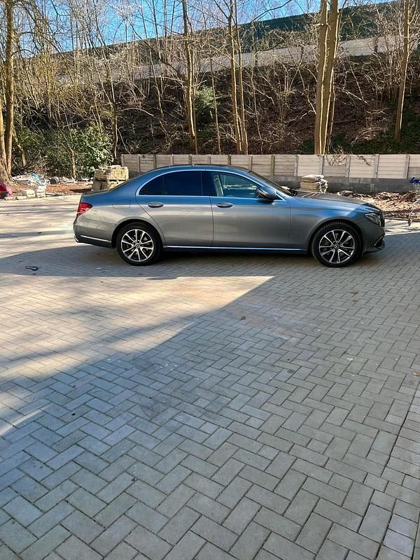 Andere farben Gebraucht 2017 Mercedes E350 Limousine | 22.500 € (Guter Preis) - Bild 1/4