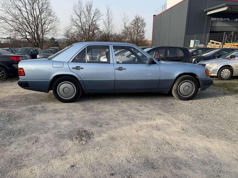 Gebraucht Mercedes E230 132 PS (97 kW) 1992 Blau metallic Limousine