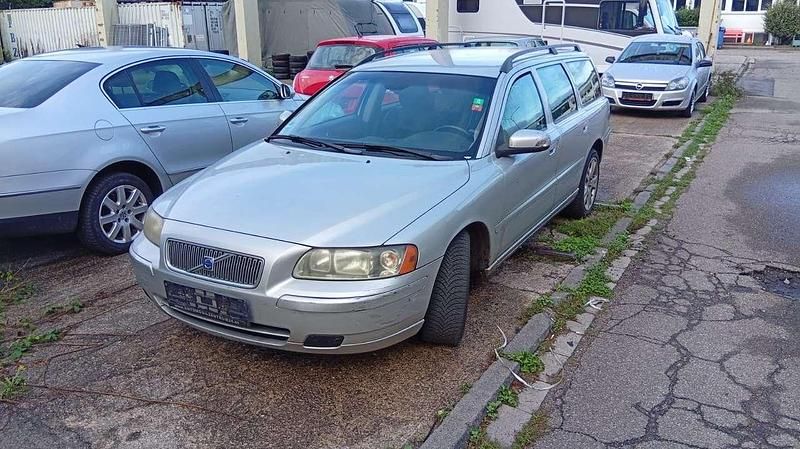 Grau Gebraucht 2007 Volvo V70 Momentum Kombi | 1.000 € - Bild 1/3