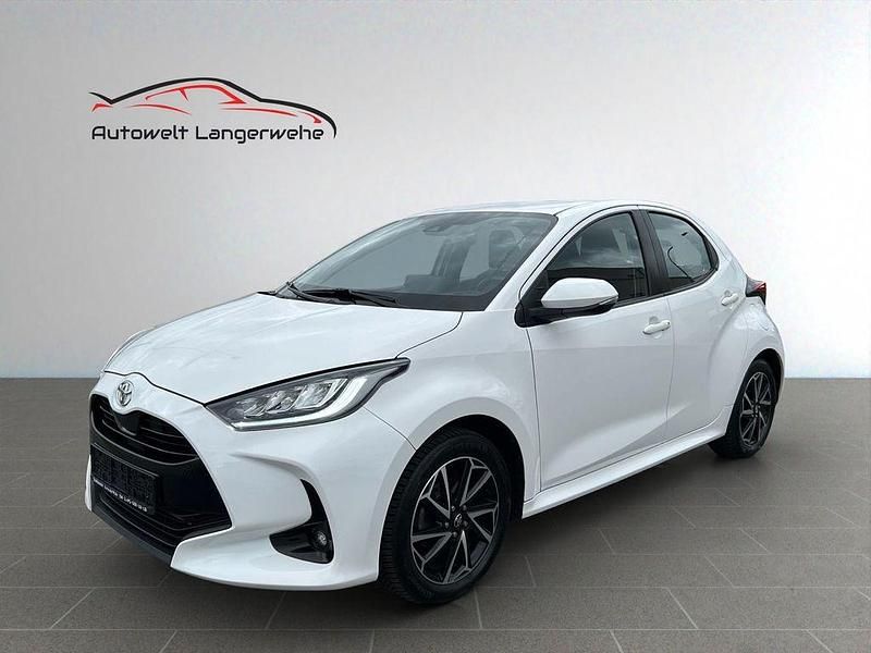 Weiß Gebraucht 2021 Toyota Yaris Club Limousine | 16.499 € (Fairer Preis) - Bild 1/4