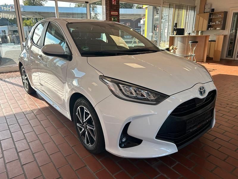 Weiß Gebraucht 2022 Toyota Yaris Team Kleinwagen | 18.490 € (Fairer Preis) - Bild 1/4