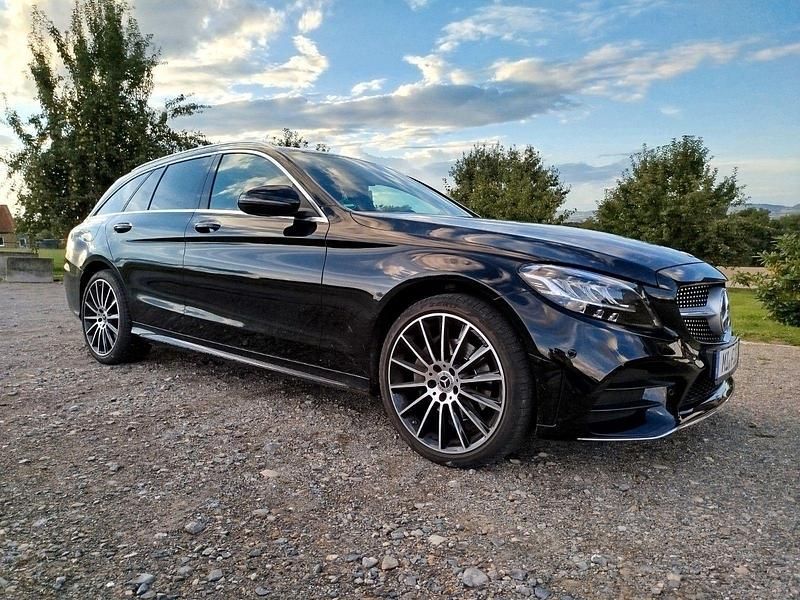 Schwarz Gebraucht 2020 Mercedes C180 AMG line Kombi | 26.750 € (Etwas zu teuer) - Bild 1/4