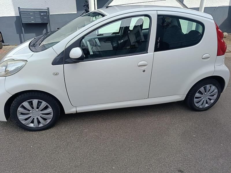Gebraucht Peugeot 107 65 PS (47 kW) 2012 Weiß Kleinwagen