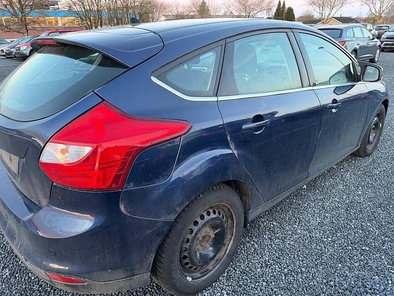 Gebraucht Ford Focus Titanium 105 PS (77 kW) 2012 Blau Limousine