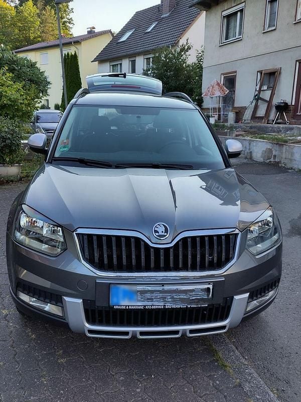 Usado Skoda Yeti Drive 110 HP (80 kW) 2017 Cinzento SUV