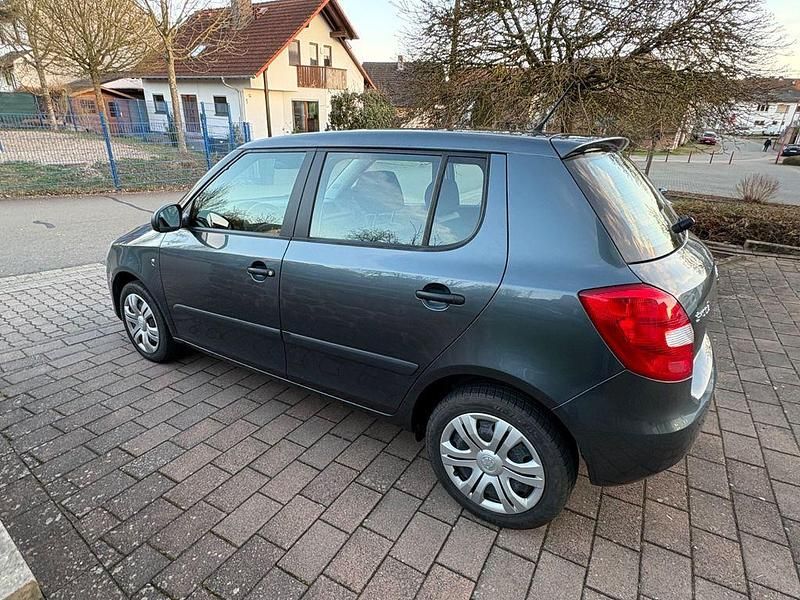 Gebraucht Skoda Fabia Active 69 PS (50 kW) 2015 Grau Limousine