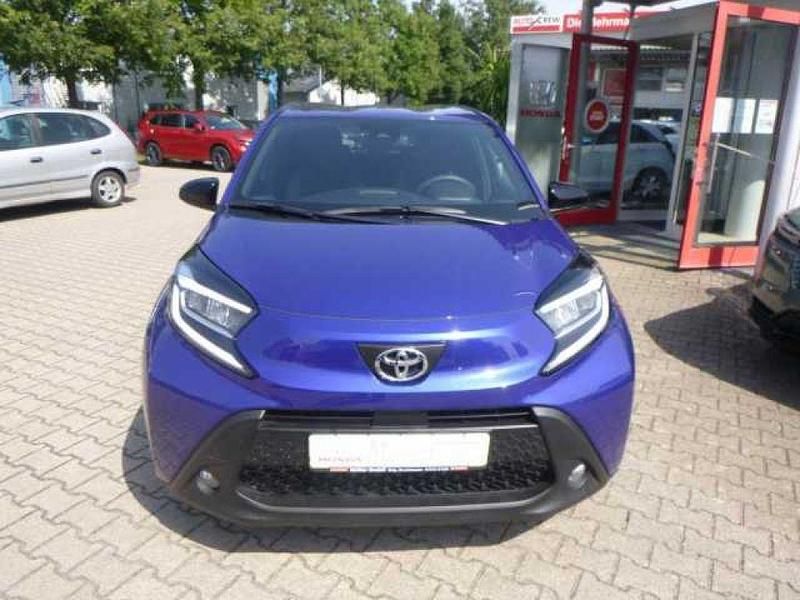 Silver grau (metallic) Gebraucht 2024 Toyota Aygo Active Kleinwagen | 15.890 € (Fairer Preis) - Bild 1/4