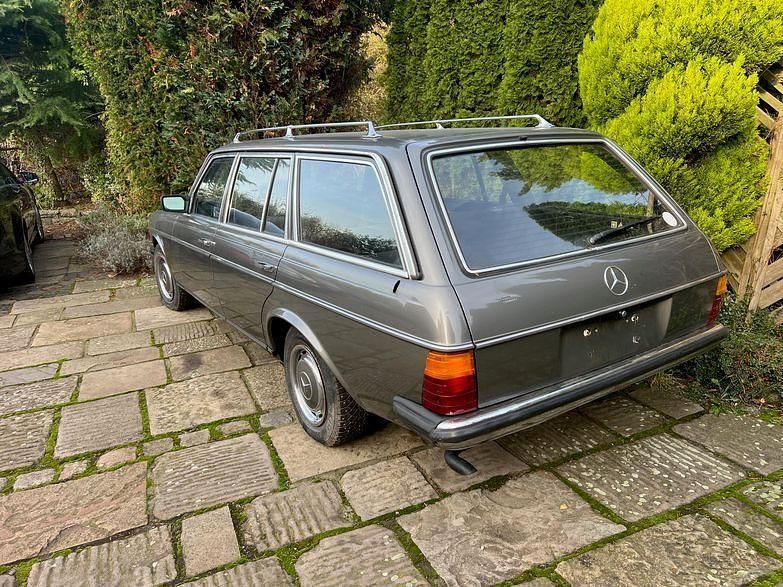 Gebraucht Mercedes 200 109 PS (80 kW) 1983 Silber Kombi