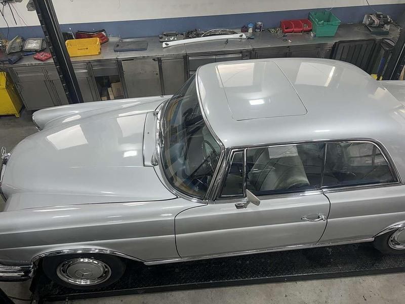 Silber Gebraucht 1969 Mercedes 280 SE Coupé | 46.900 € - Bild 1/4