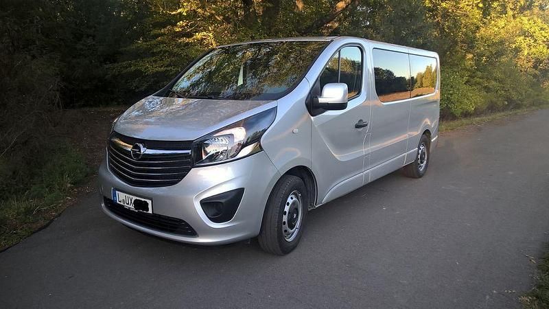 Gebraucht Opel Vivaro 145 PS (106 kW) 2017 Silber Van / Kleinbus