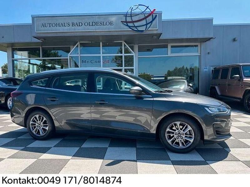 Grau Gebraucht 2023 Ford Focus Titanium Limousine | 20.888 € (Fairer Preis) - Bild 1/4
