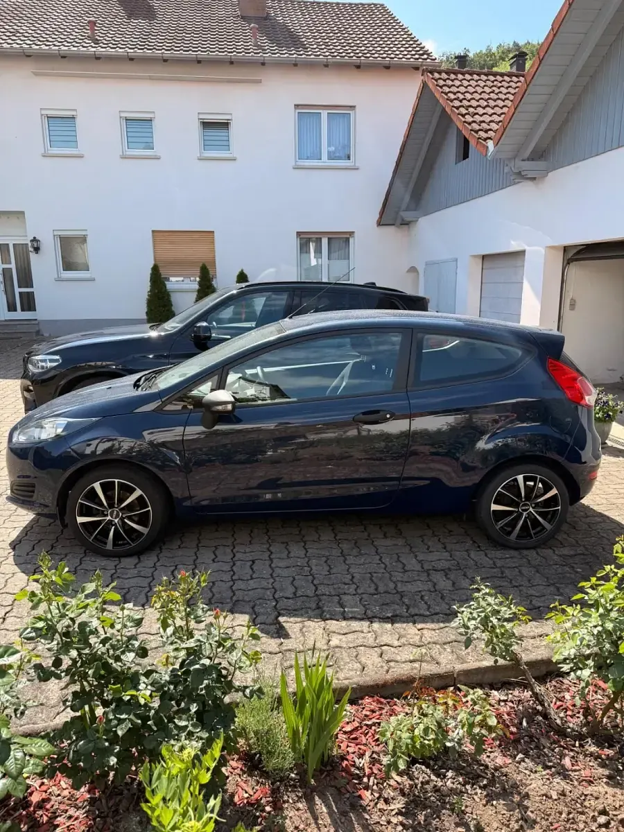 Gebraucht Ford Fiesta 60 PS (44 kW) 2015 Blau Kleinwagen