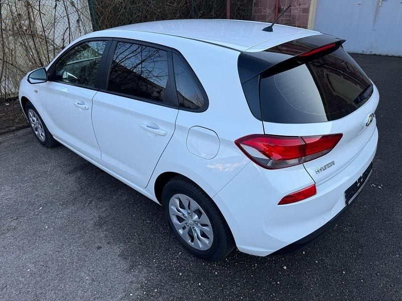 Gebraucht Hyundai i30 Pure 99 PS (72 kW) 2019 Weiß Kleinwagen