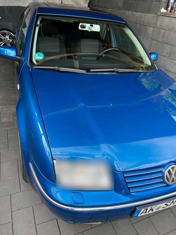 Blau Gebraucht 2003 VW Bora Sport Limousine | 1.500 € (Fairer Preis) - Bild 1/4