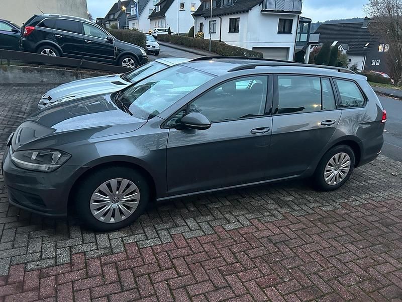 Grau Gebraucht 2020 VW Golf VII Kombi | 10.000 € (Guter Preis) - Bild 1/4