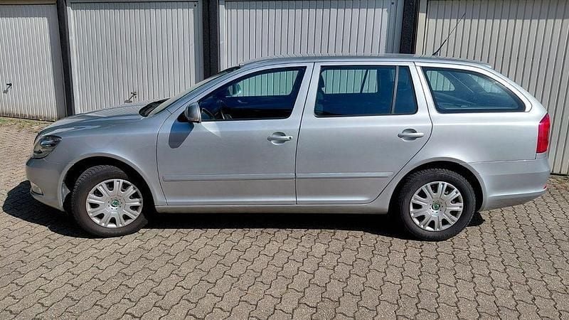 Silber Gebraucht 2010 Skoda Octavia Ambiente Kombi | 4.900 € (Guter Preis) - Bild 1/4