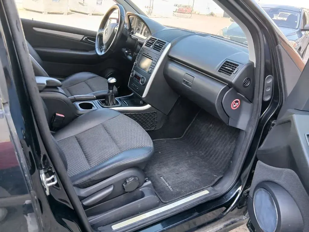 Gebraucht Mercedes A180 109 PS (80 kW) 2012 Schwarz Kleinwagen