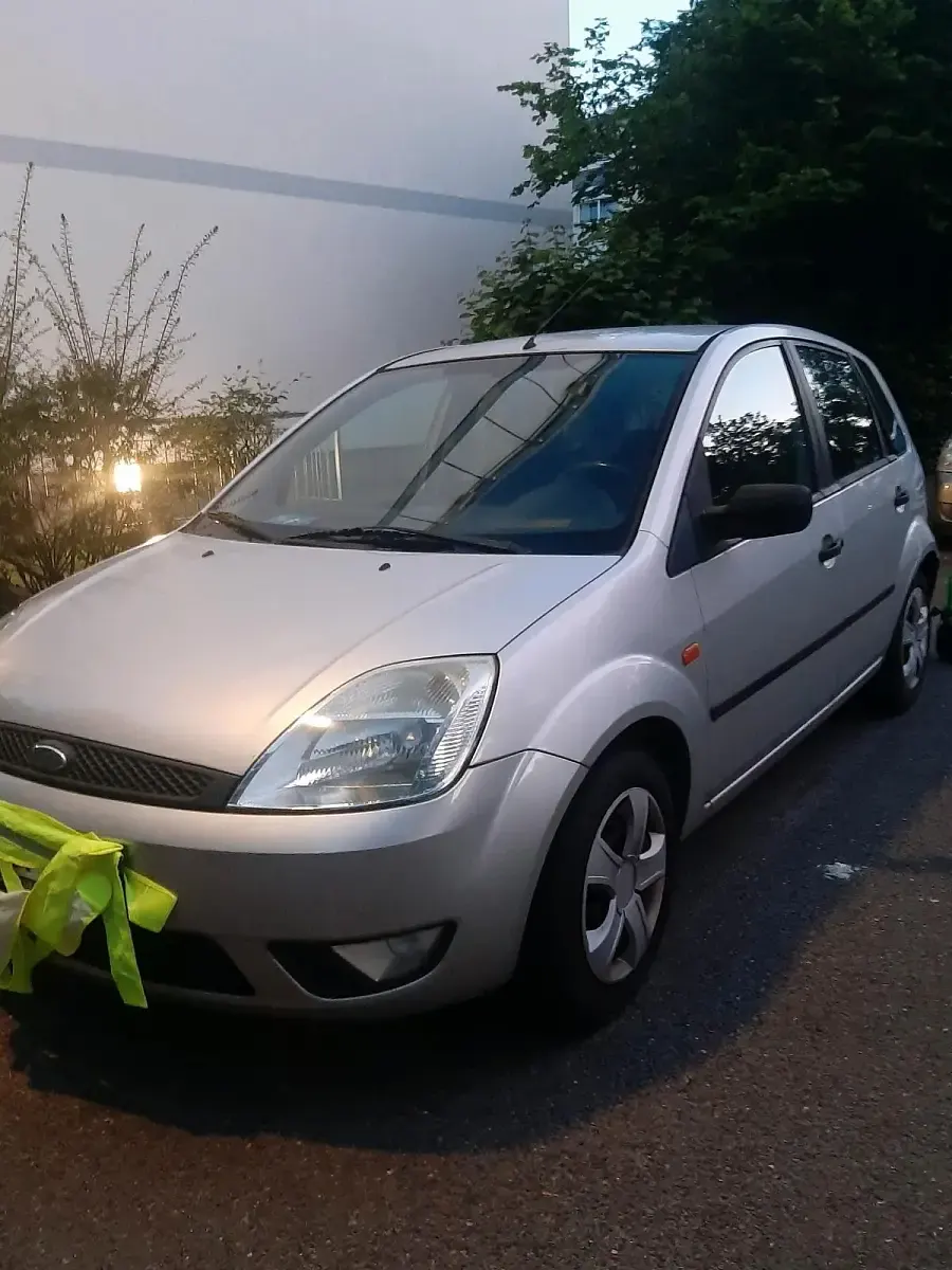 Gebraucht Ford Fiesta 69 PS (50 kW) 2002 Silber Kleinwagen