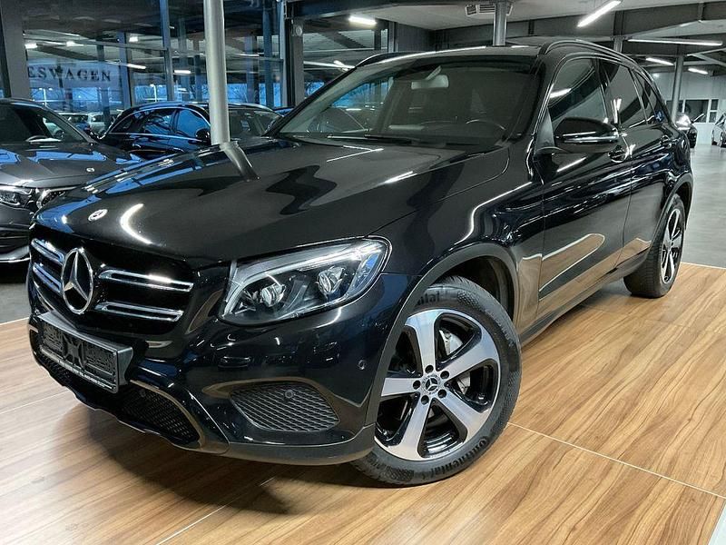 Obsidianschwarz metalliclack Gebraucht 2017 Mercedes GLC250 AMG line SUV | 24.980 € (Fairer Preis) - Bild 1/4