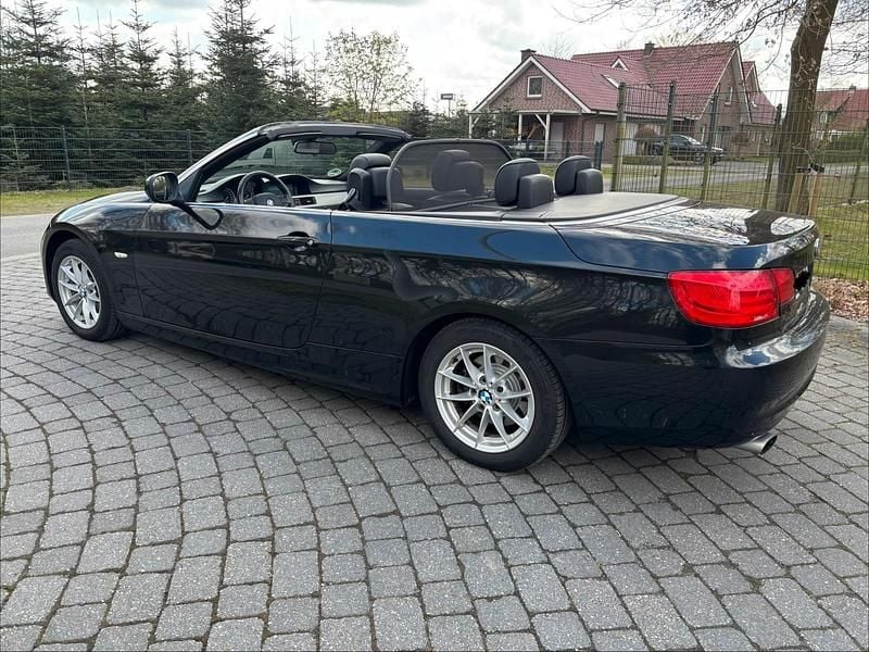 Gebraucht BMW 318 Cabriolet 143 PS (105 kW) 2011 Schwarz Cabrio