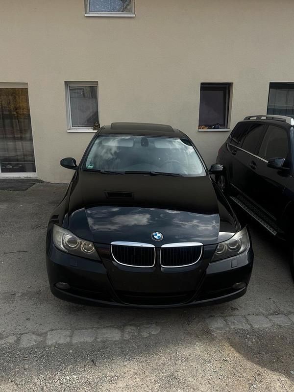 Gebraucht BMW 320 163 PS (119 kW) 2008 Schwarz Limousine