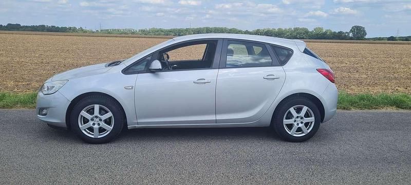 Silber Gebraucht 2011 Opel Astra Design Edition Kombi | 4.000 € (Fairer Preis) - Bild 1/4