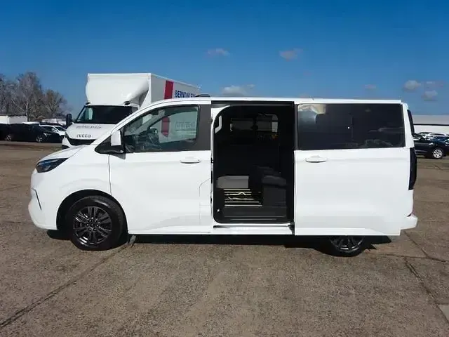 Gebraucht Ford Tourneo Custom Titanium 136 PS (100 kW) 2025 Andere Van