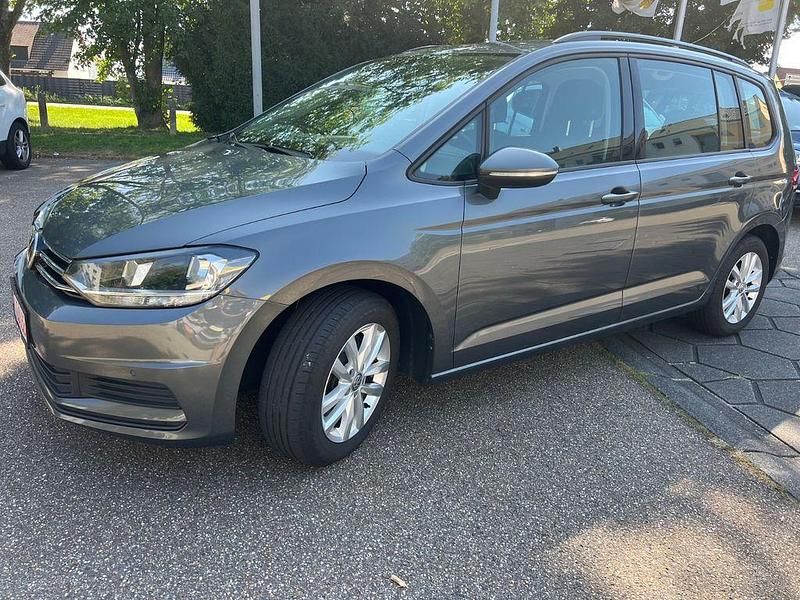 Grau Gebraucht 2019 VW Touran Comfortline Van / Kleinbus | 13.950 € (Superpreis) - Bild 1/4