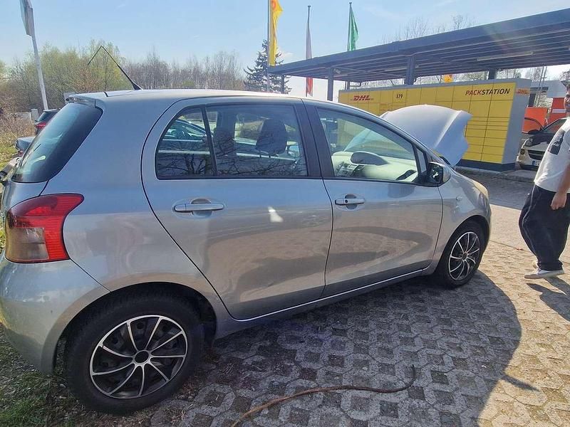 Gebraucht Toyota Yaris 68 PS (50 kW) 2005 Silber Kleinwagen