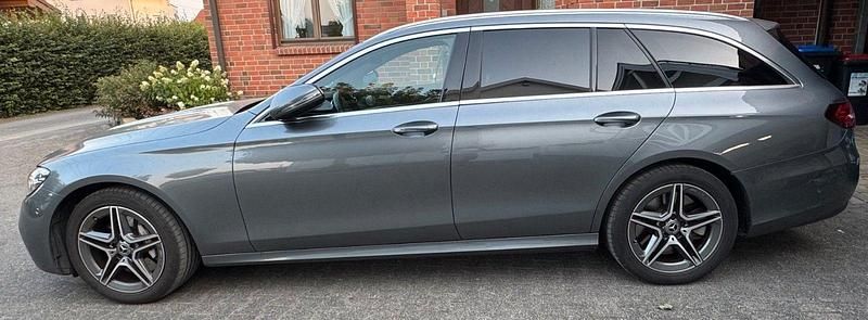 Grau Gebraucht 2022 Mercedes E300 Kombi | 35.900 € (Fairer Preis) - Bild 1/4