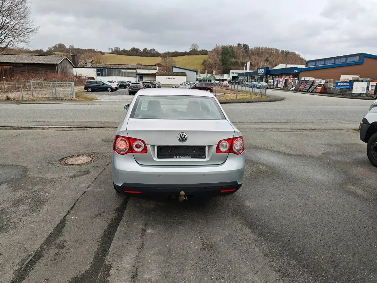 Gebraucht VW Jetta Freestyle 122 PS (89 kW) 2009 Silber Limousine