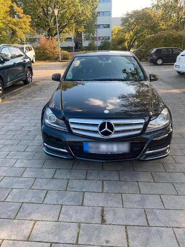 Schwarz Gebraucht 2012 Mercedes C200 Limousine | 9.500 € - Bild 1/4