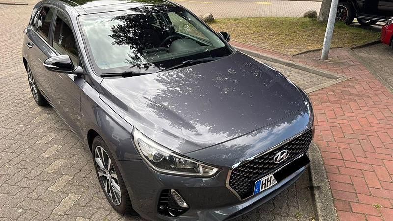 Grau Gebraucht 2018 Hyundai i30 Select Limousine | 12.200 € (Guter Preis) - Bild 1/4