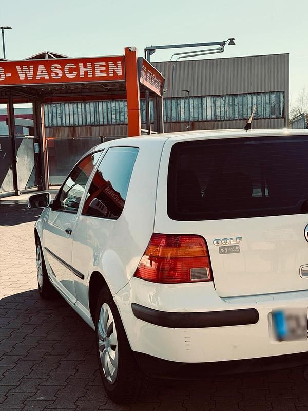 Gebraucht VW Golf IV 75 PS (55 kW) 2002 Weiß Kleinwagen