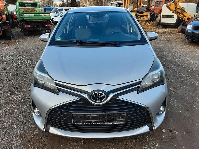 Gebraucht Toyota Yaris 99 PS (72 kW) 2015 Silber Kleinwagen
