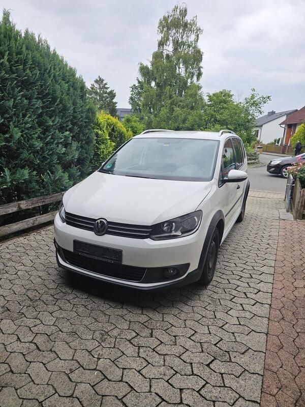 Weiß Gebraucht 2012 VW Touran Cross Van / Kleinbus | 5.999 € (Guter Preis) - Bild 1/4