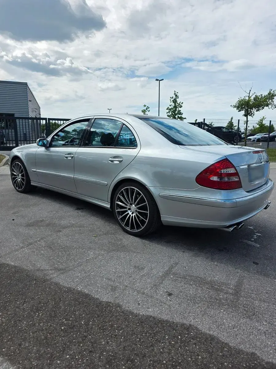 Używany Mercedes E500 Avantgarde 306 KM (225 kW) 2002 Srebrny Sedan/Limuzyna