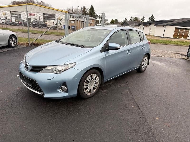 Blau Gebraucht 2013 Toyota Auris Life Limousine | 5.400 € (Fairer Preis) - Bild 1/4