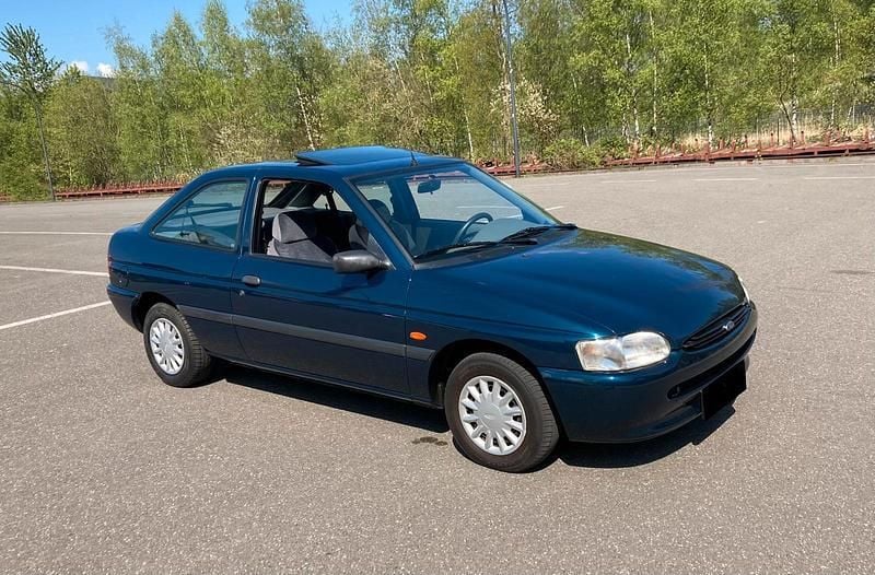 Second-hand Ford Escort 75 CP (55 kW) 1995 Albastru Coupe