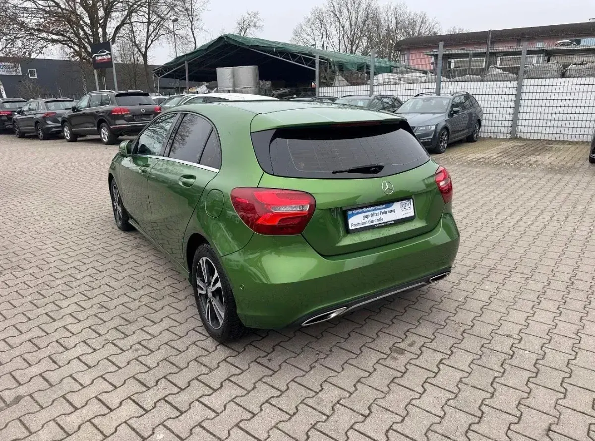 Gebraucht Mercedes A180 Urban 122 PS (89 kW) 2016 Elbait gruen  metallic Kleinwagen