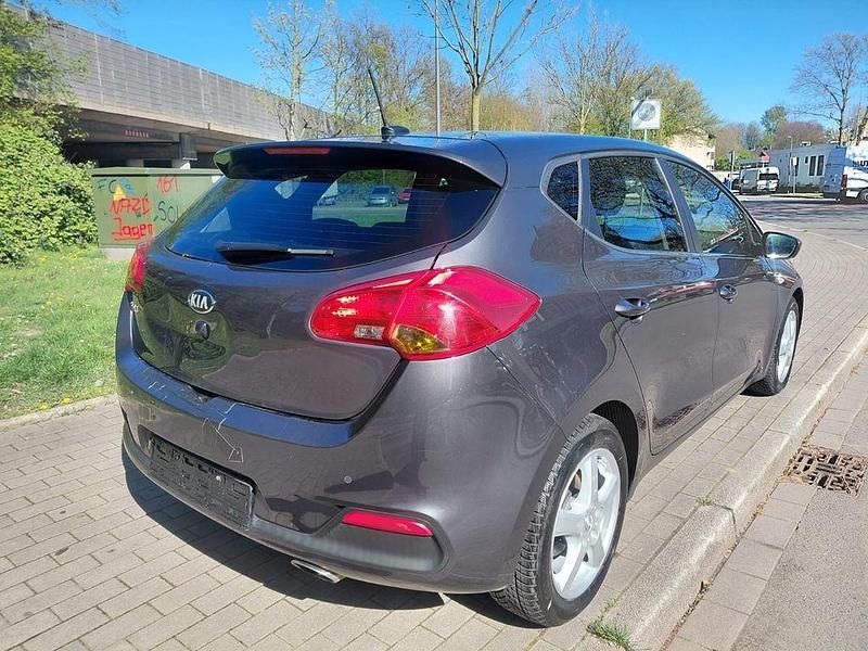 Gebraucht Kia Ceed DREAM-TEAM Edition 99 PS (72 kW) 2015 Grau Kleinwagen