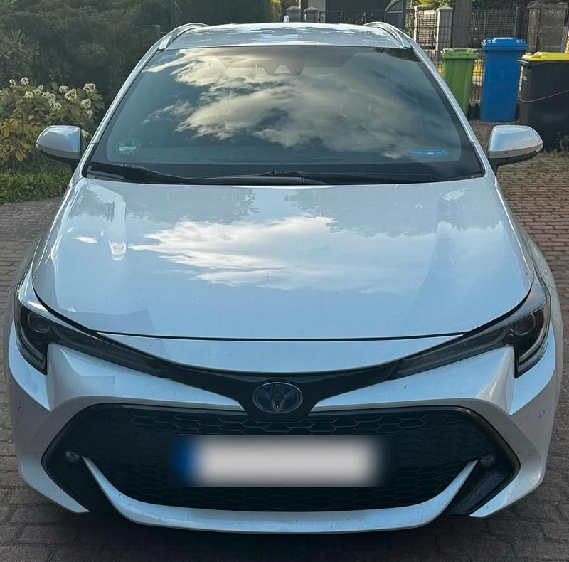 Weiß Gebraucht 2022 Toyota Corolla Team Kombi | 20.000 € (Superpreis) - Bild 1/4