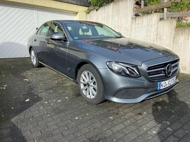 Grau Gebraucht 2019 Mercedes E220 Limousine | 30.700 € (Superpreis) - Bild 1/4