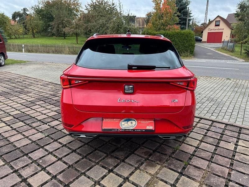 Używany Seat Leon FR 110 KM (80 kW) 2024 Czerwony Sedan/Limuzyna