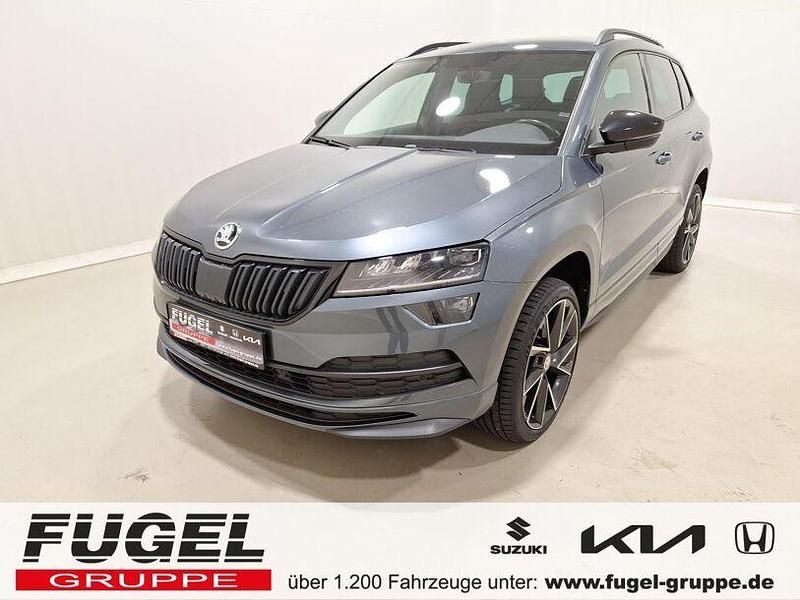Quarzgrau metallic Gebraucht 2021 Skoda Karoq SportLine SUV | 24.498 € (Fairer Preis) - Bild 1/4